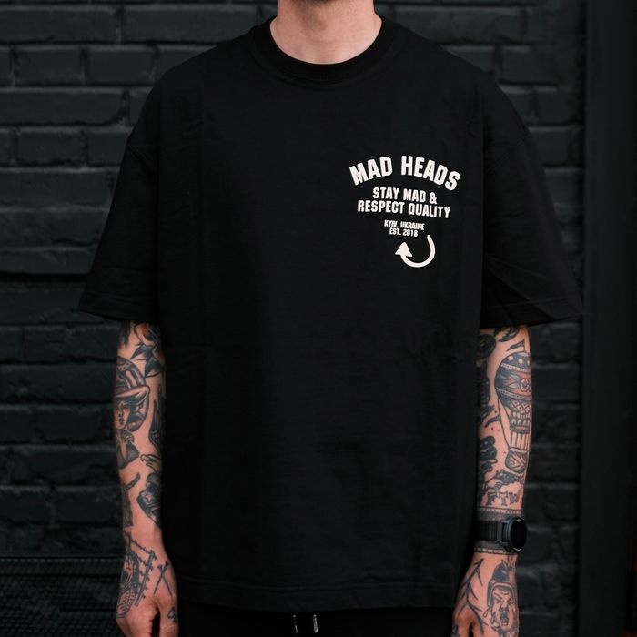 Футболка чорна з жовтим принтом «Who Satan». SHU x MH