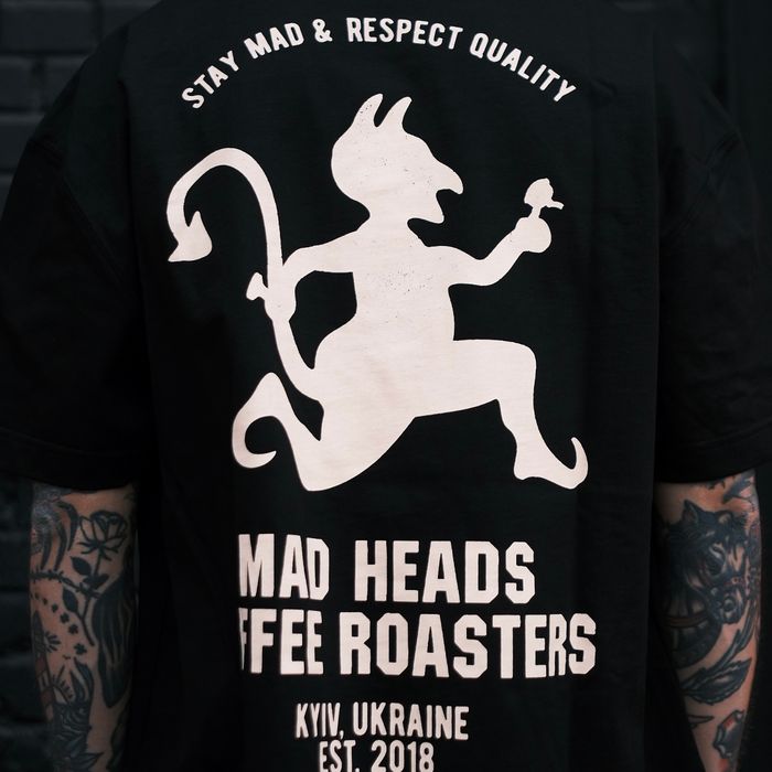 Футболка чорна з жовтим принтом «Who Satan». SHU x MH