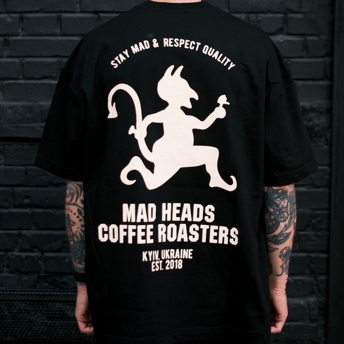 Футболка чорна з жовтим принтом «Who Satan». SHU x MH